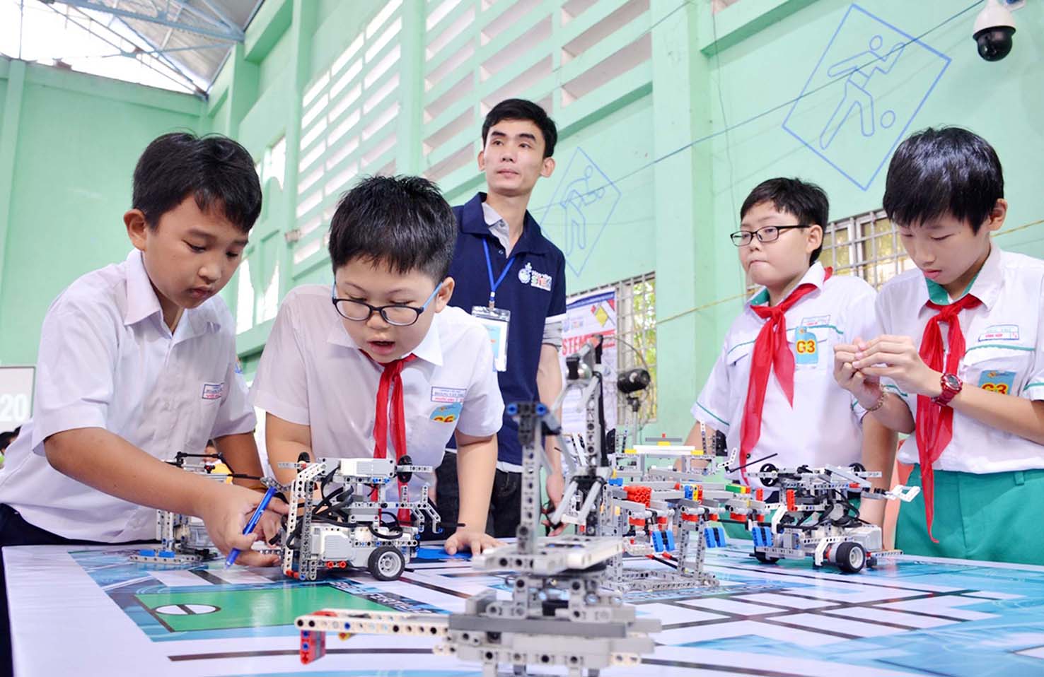 Việt Nam đang thúc đẩy triển khai giáo dục STEM trong chương trình giáo dục phổ thông để học sinh hướng đến các hoạt động thực hành và vận dụng kiến thức để tạo ra sản phẩm hoặc giải quyết các vấn đề của thực tế cuộc sống.