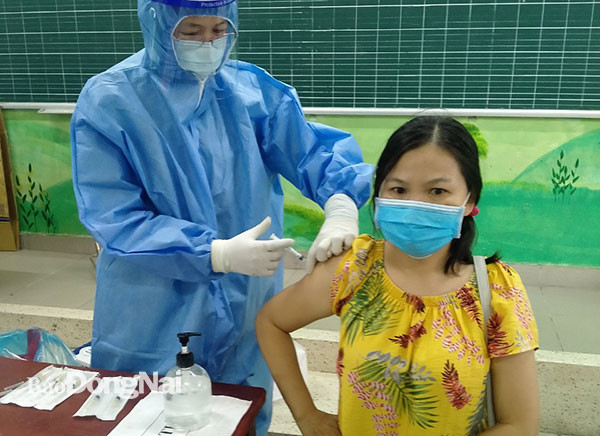 Bắt đầu tiêm vaccine phòng Covid-19 cho giáo viên