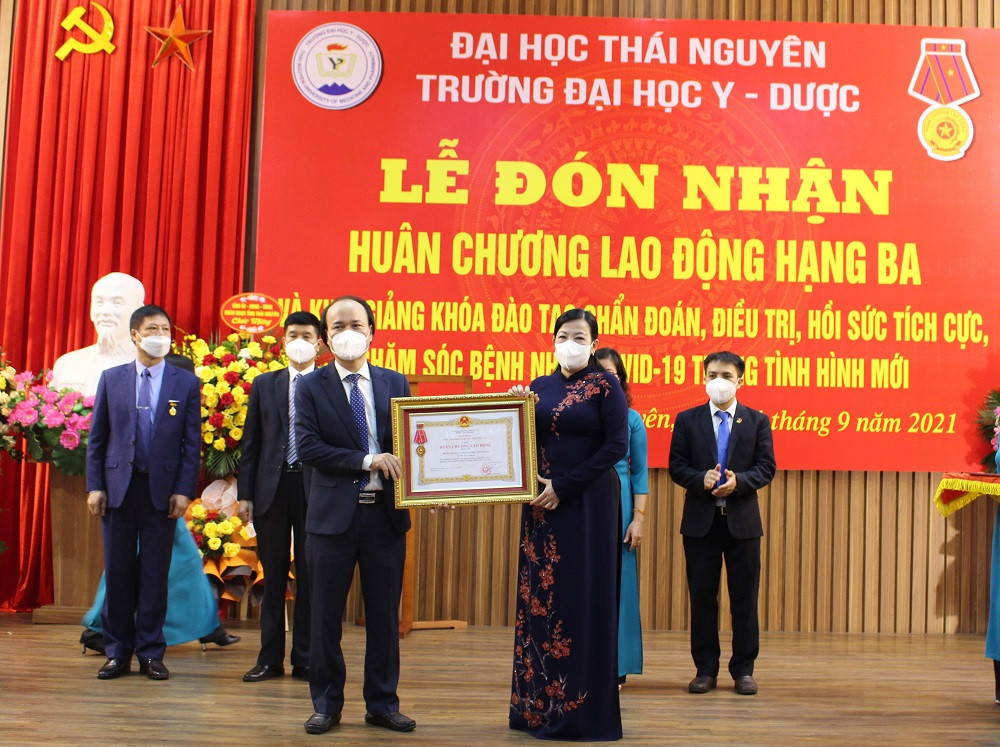 Trường Đại học Y – Dược (ĐH Thái Nguyên) đón nhận Huân chương Lao động hạng Ba