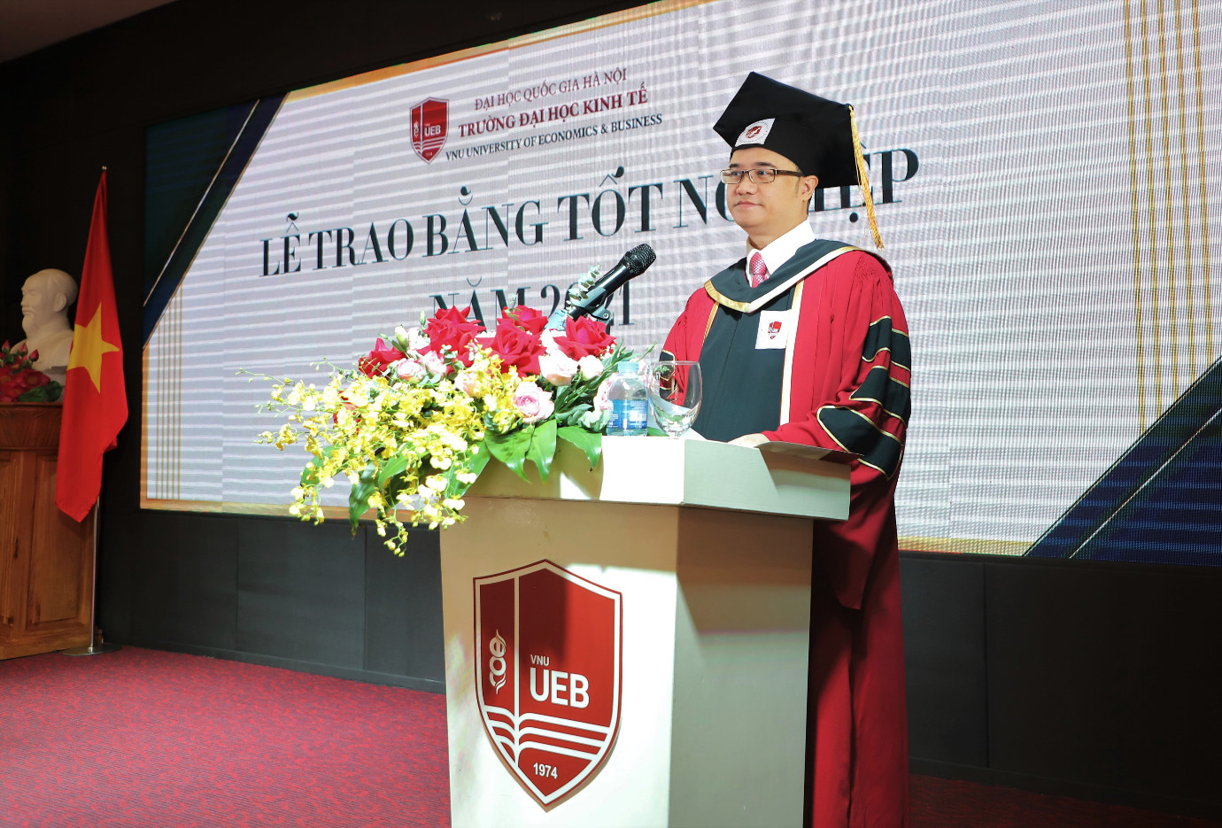 Trường ĐH Kinh tế – ĐHQG Hà Nội lần đầu trao bằng tốt nghiệp trực tuyến