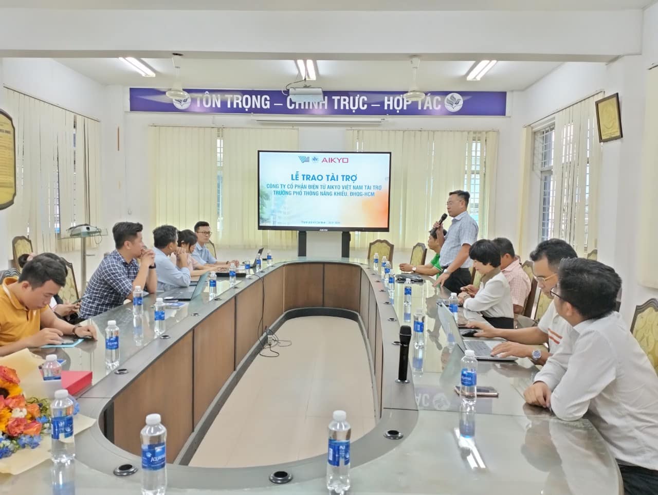 Công ty AIKYO tặng màn hình cho Trường phổ thông Năng khiếu – ĐHQG TP Hồ Chí Minh