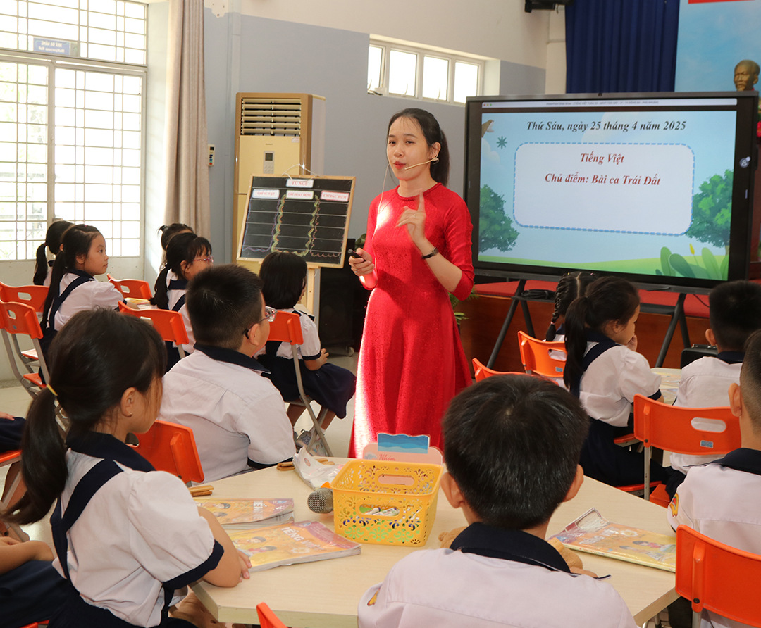 Trải nghiệm học tập thông minh với màn hình tương tác Aikyo tại Trường Tiểu học Đông Ba