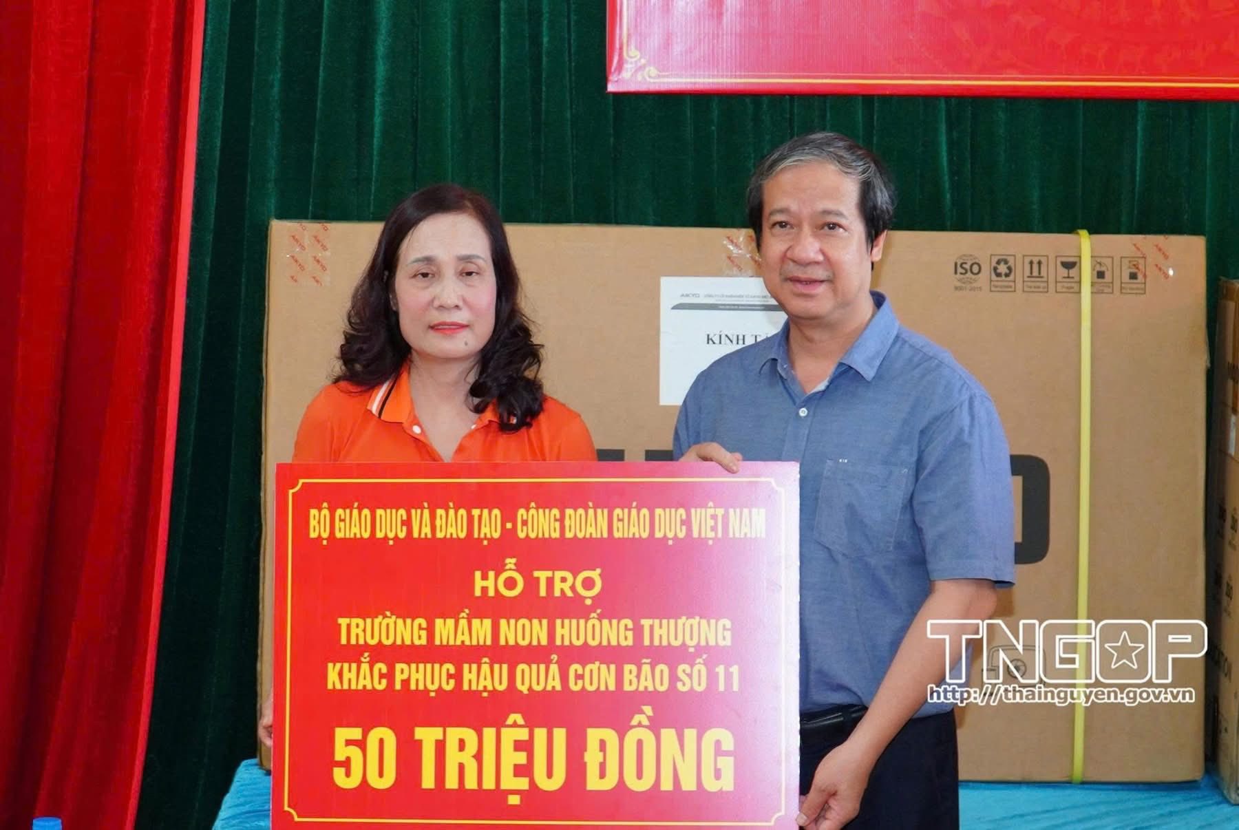 Bộ trưởng Bộ Giáo dục và Đào tạo trao tặng thiết bị giảng dạy cho các điểm trường bị ảnh hưởng bởi Bão số 11 Bộ trưởng Bộ Giáo dục và Đào tạo trao tặng thiết bị giảng dạy cho các điểm trường bị ảnh hưởng bởi Bão số 11